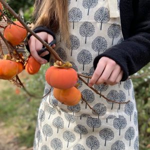 Delantal de cocina, lino liviano, ajustable. Diseño Arbolitos