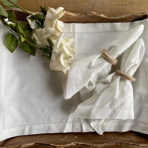 Individual y servilleta de lino blanco con porta servilletas de yute. Pack 2 unidades